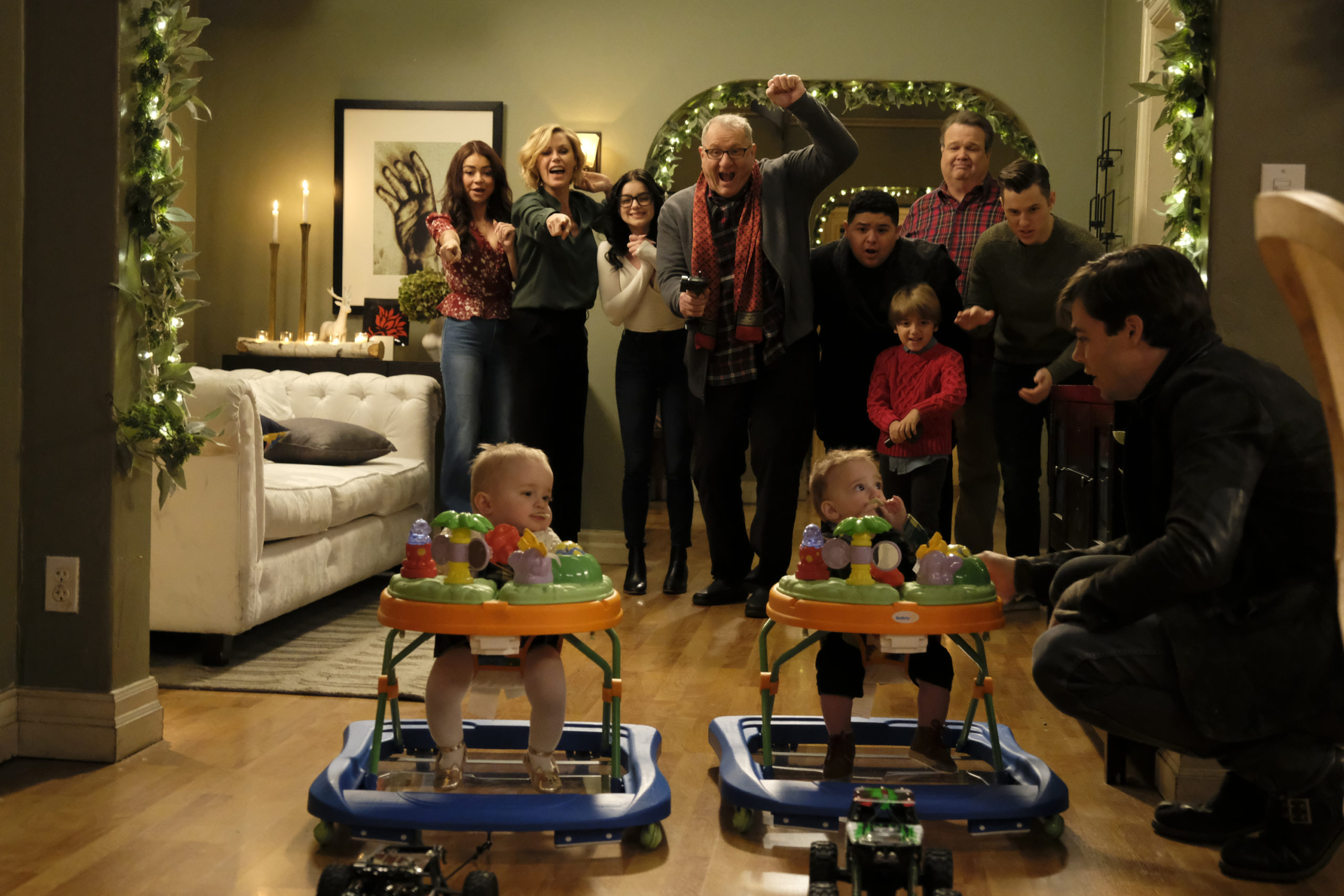 Family seasons. Modern Family сериал. Американская семейка Ллойд. Американская семейка 11 сезон. Modern Family 1 сезон.